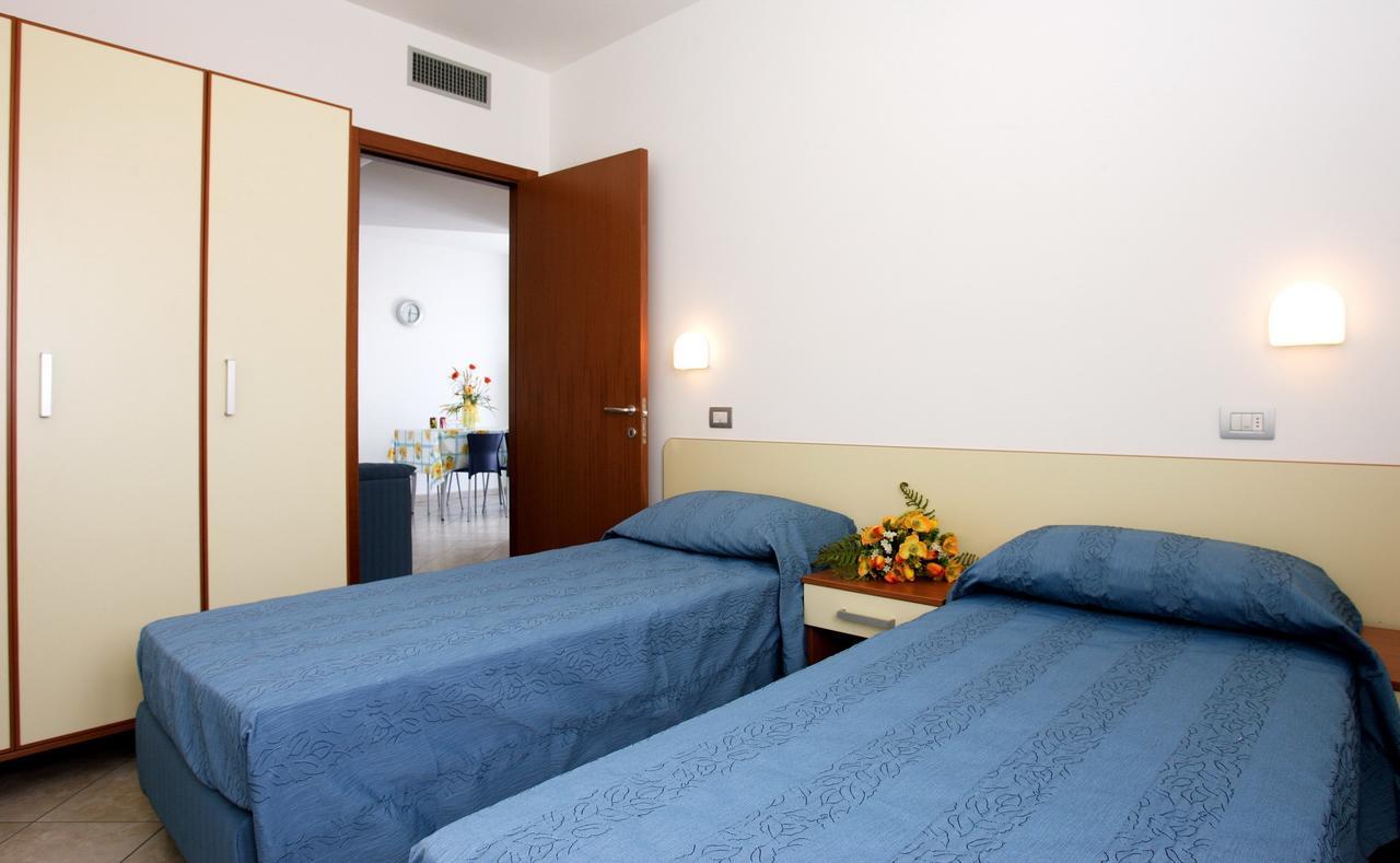 Residence Il Girasole 1 Альба-Адриатика Экстерьер фото